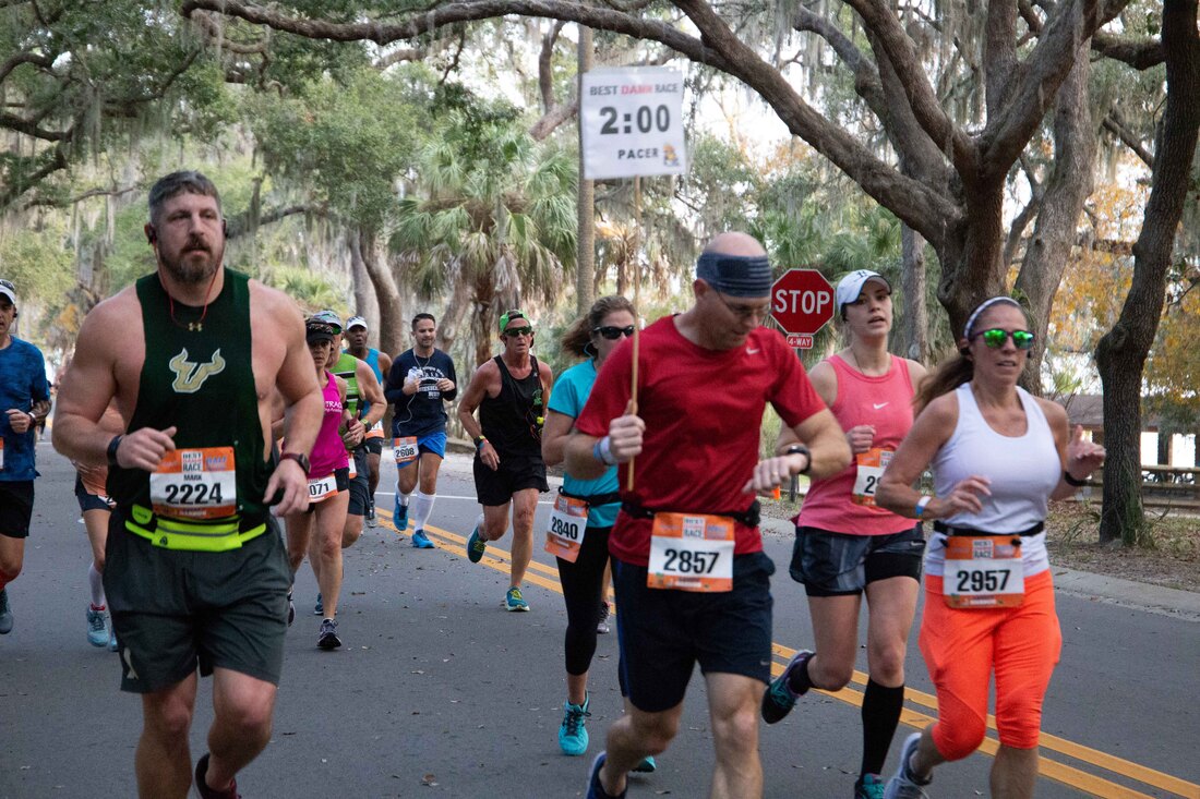 Picture of runners in the Safety Harbor Best Damn Race.